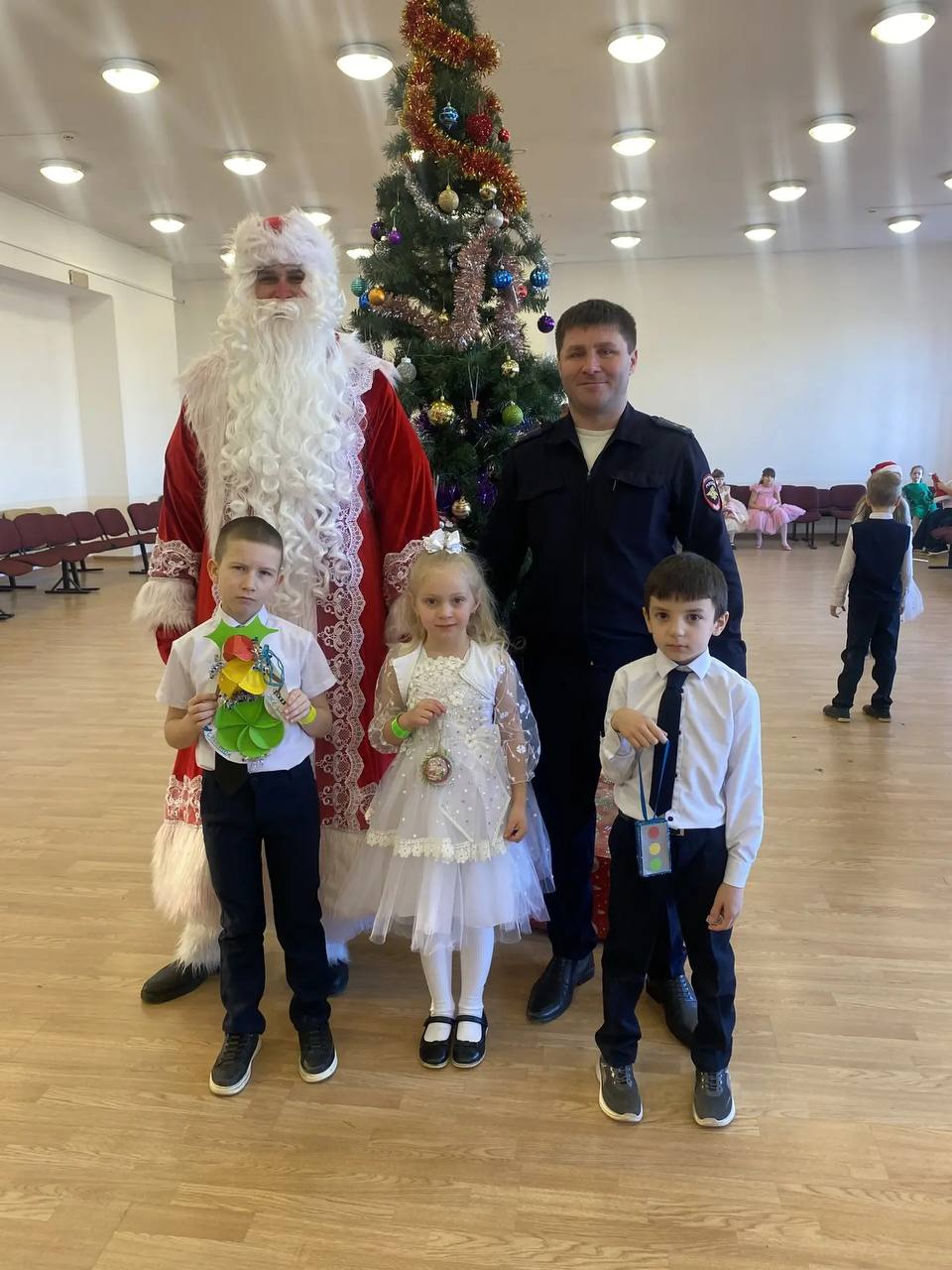 Госавтоинспекторы Адыгеи провели праздничное мероприятие под названием "Полицейский Дед Мороз" Госавтоинспекторы Адыгеи провели праздничное мероприятие под названием "Полицейский Дед Мороз"