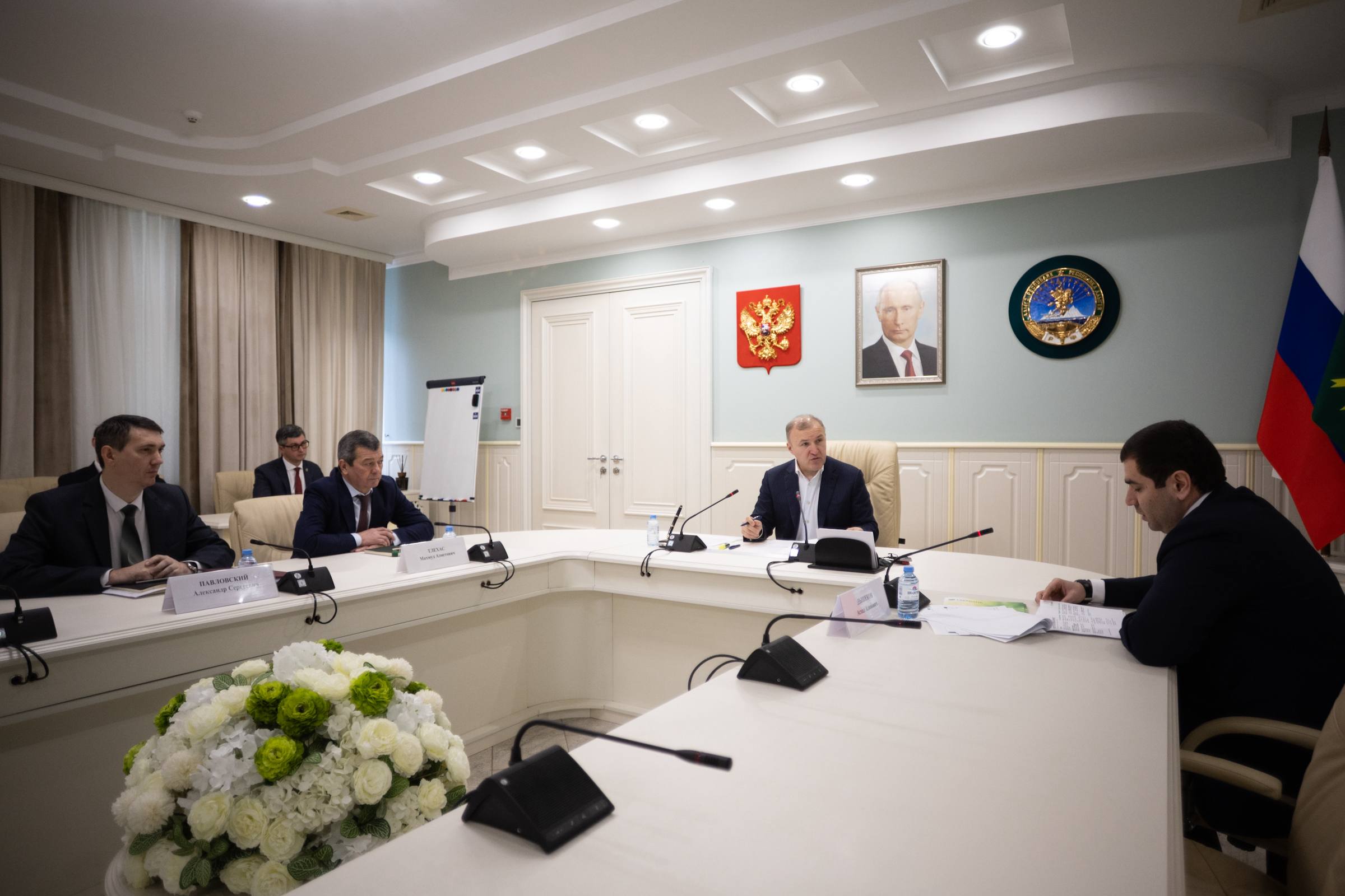 Глава Адыгеи провёл встречу с управляющим отделением Сбербанка Глава Адыгеи провёл встречу с управляющим отделением Сбербанка