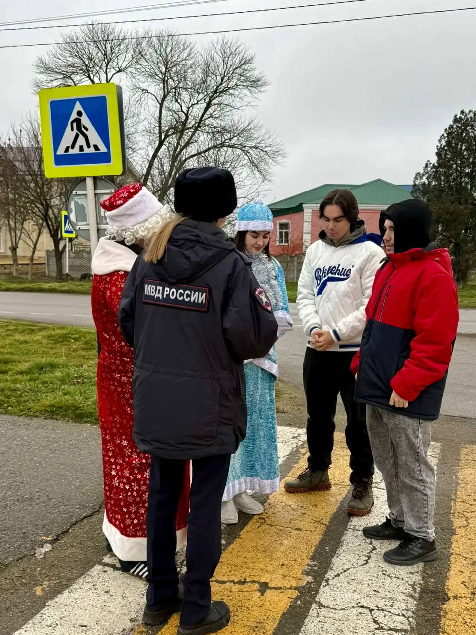 Госавтоинспекторы Адыгеи провели праздничное мероприятие под названием "Полицейский Дед Мороз" Госавтоинспекторы Адыгеи провели праздничное мероприятие под названием "Полицейский Дед Мороз"