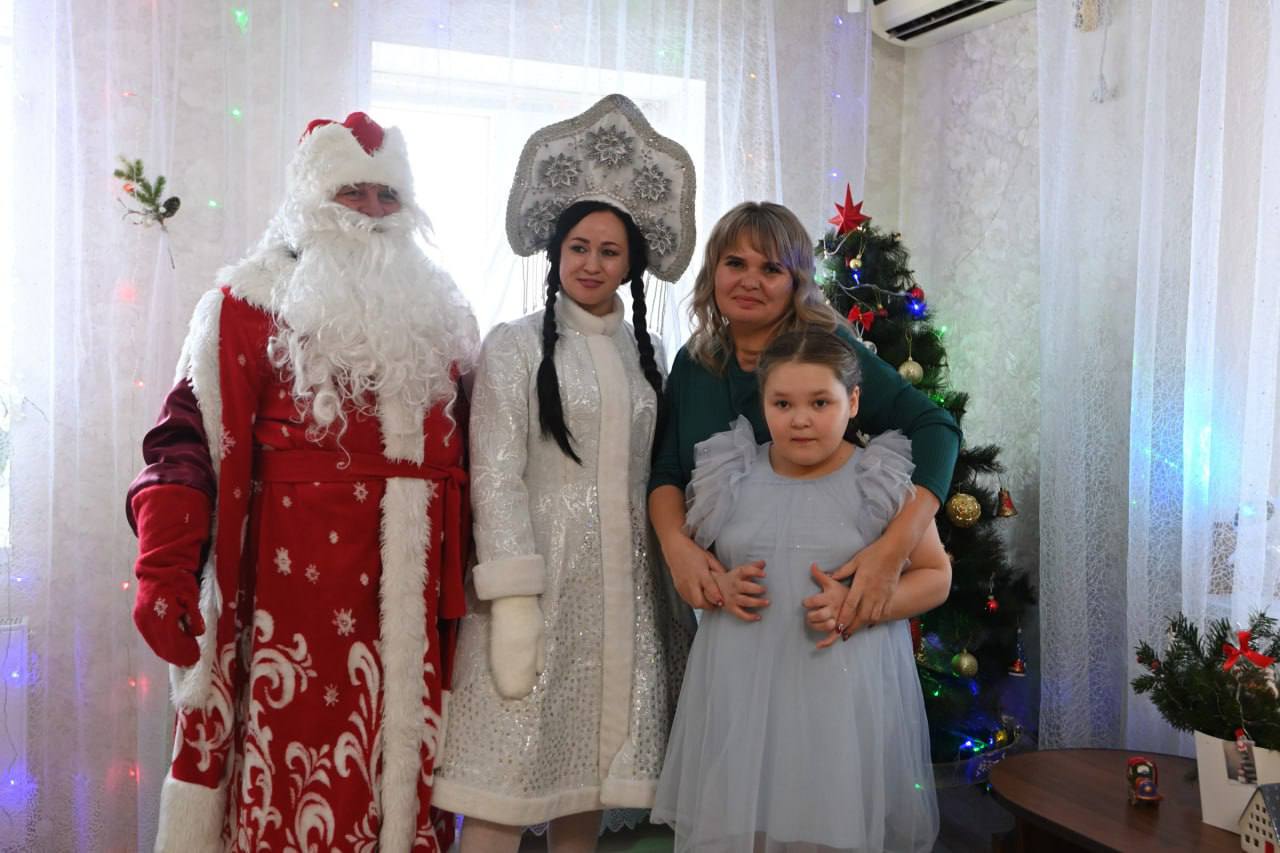 Глава Адыгеи передал подарки детям в рамках всероссийской акции «Ёлка желаний» Глава Адыгеи передал подарки детям в рамках всероссийской акции «Ёлка желаний»