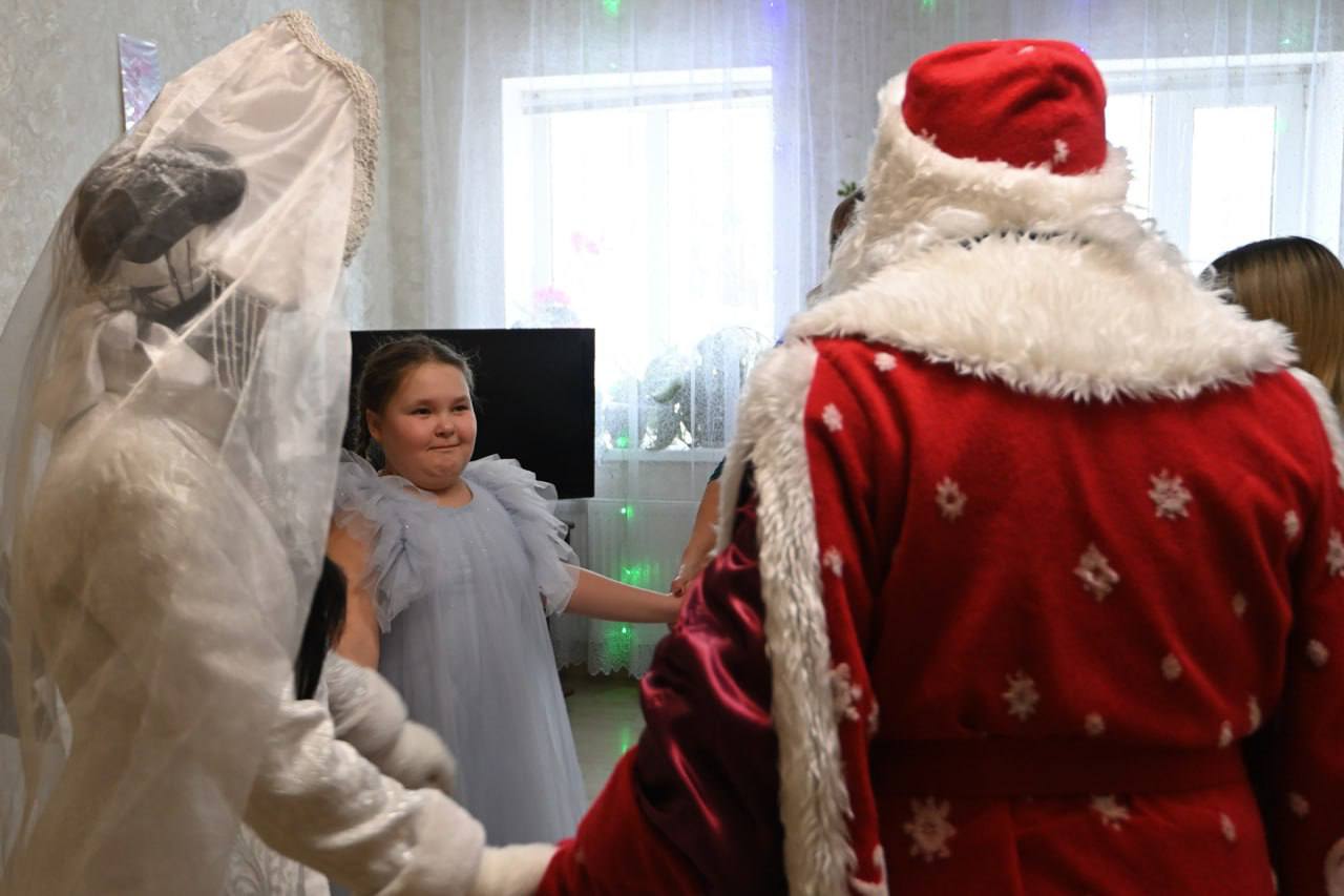 Глава Адыгеи передал подарки детям в рамках всероссийской акции «Ёлка желаний» Глава Адыгеи передал подарки детям в рамках всероссийской акции «Ёлка желаний»