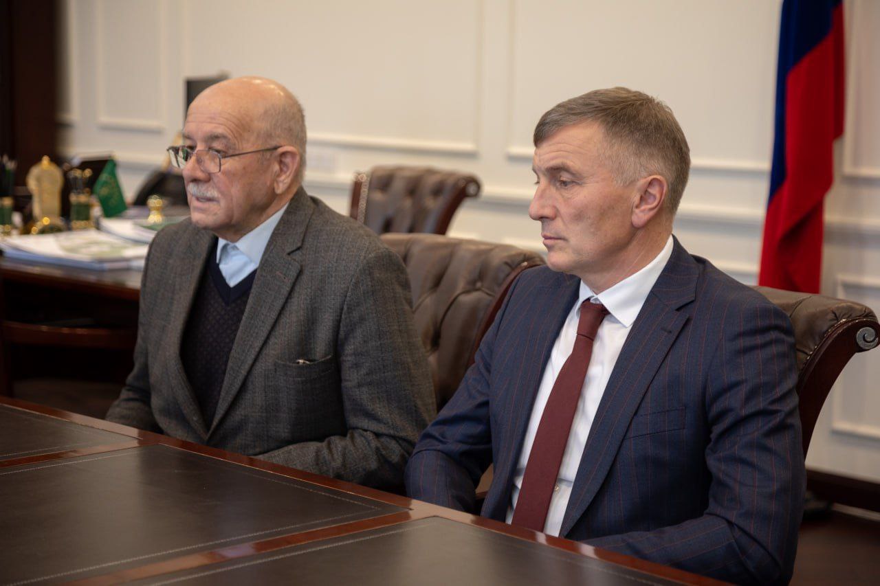 Замудин Гучев презентовал главе Адыгеи первый научный каталог адыгских циновок Замудин Гучев презентовал главе Адыгеи первый научный каталог адыгских циновок