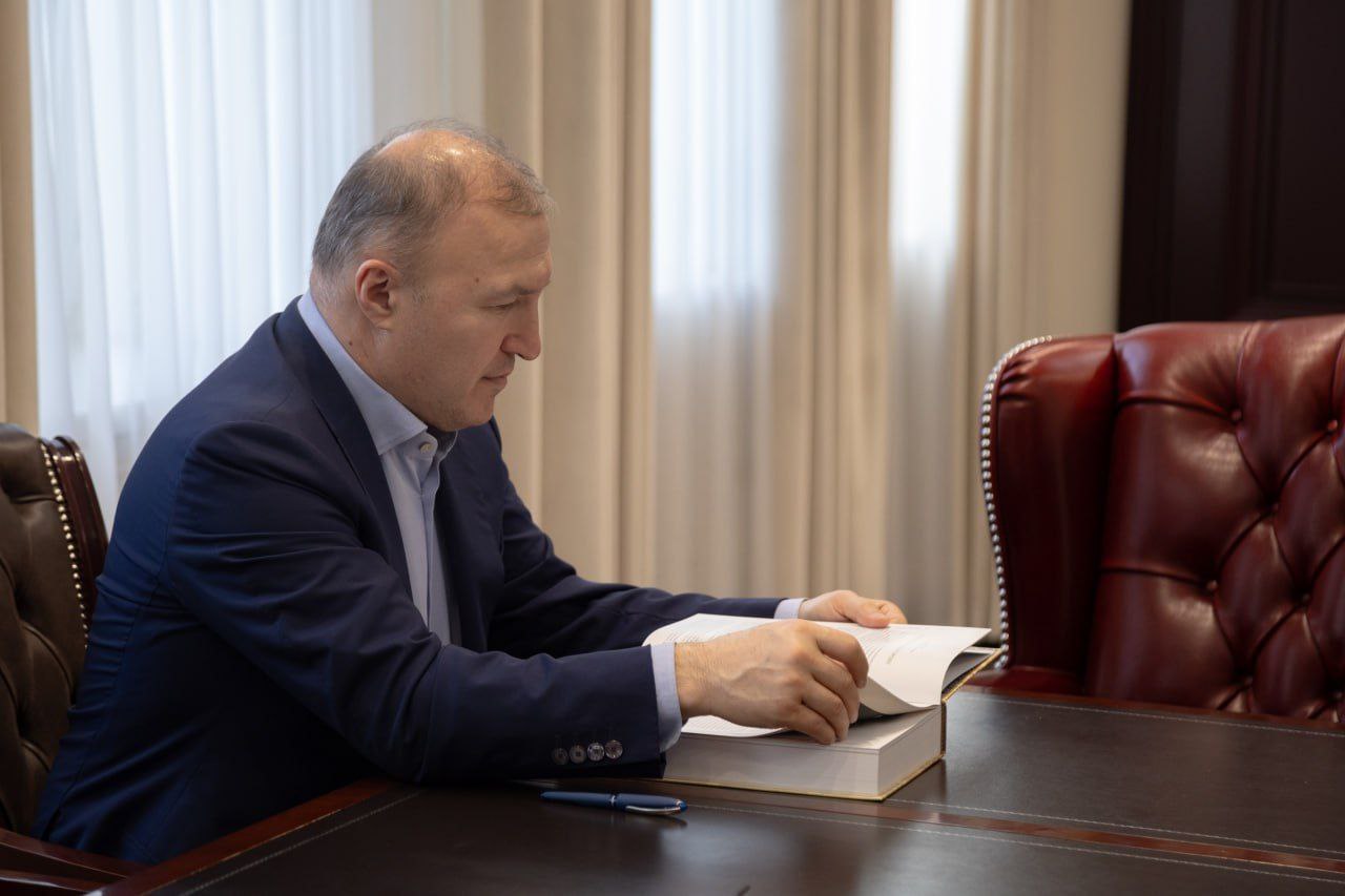 Замудин Гучев презентовал главе Адыгеи первый научный каталог адыгских циновок Замудин Гучев презентовал главе Адыгеи первый научный каталог адыгских циновок