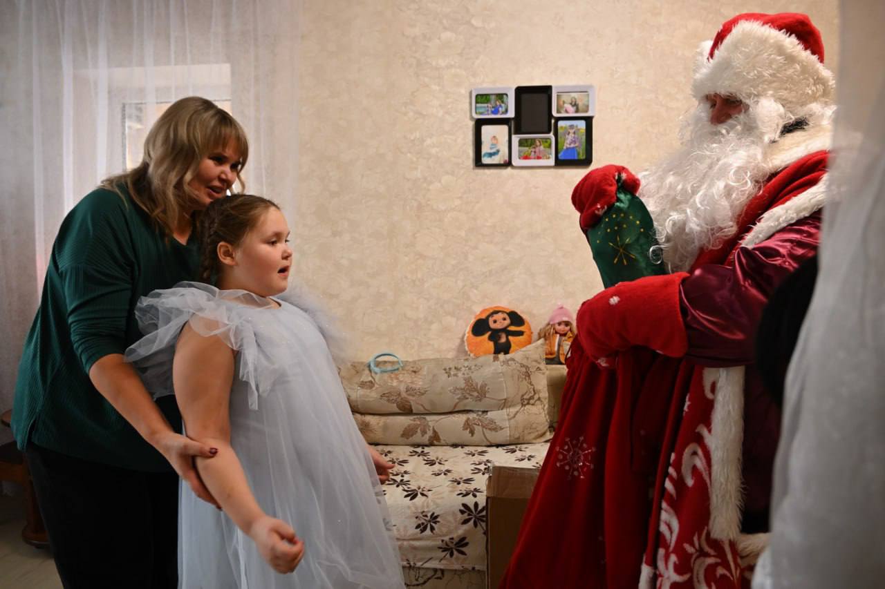 Глава Адыгеи передал подарки детям в рамках всероссийской акции «Ёлка желаний» Глава Адыгеи передал подарки детям в рамках всероссийской акции «Ёлка желаний»