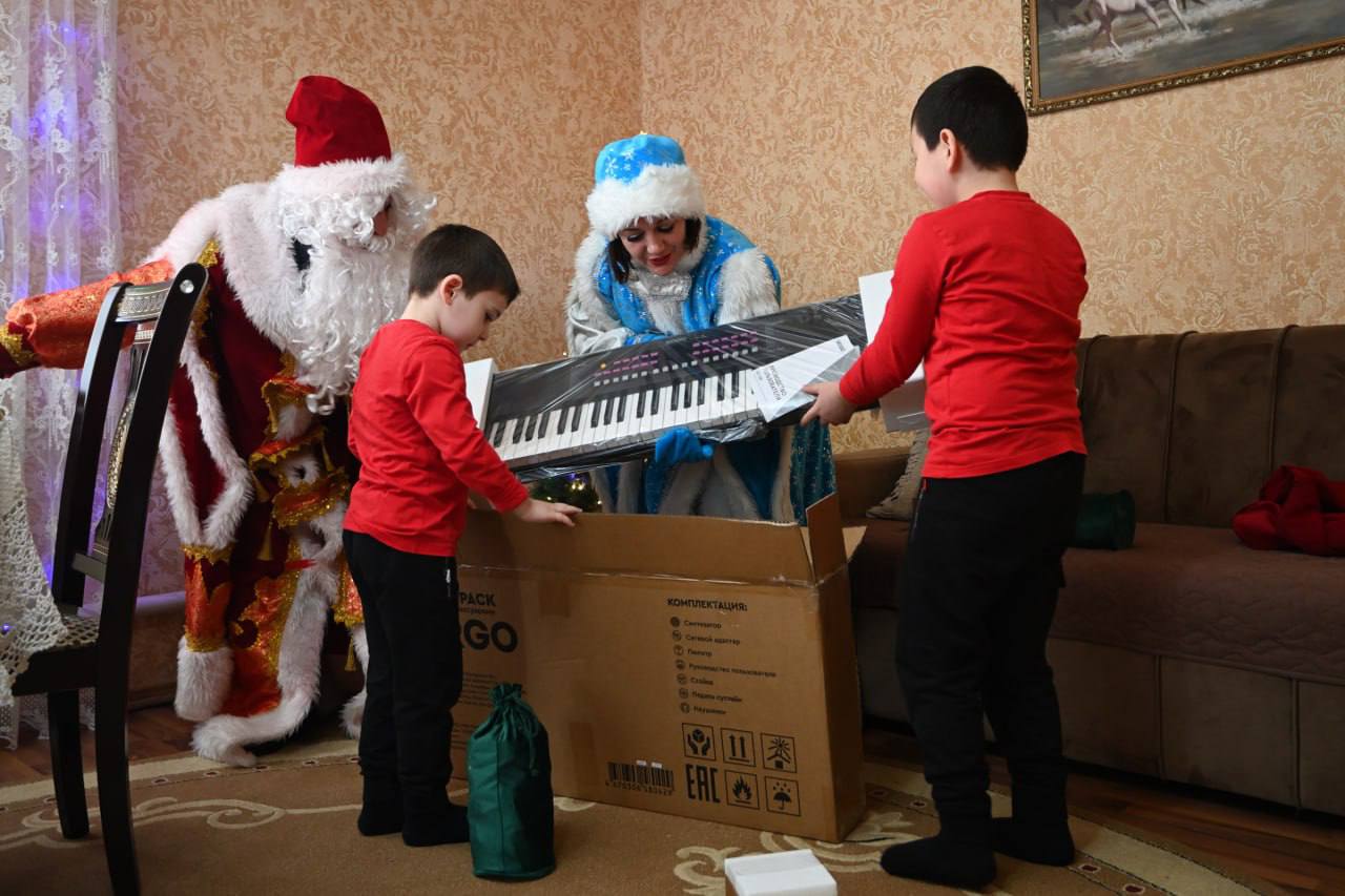 Глава Адыгеи передал подарки детям в рамках всероссийской акции «Ёлка желаний» Глава Адыгеи передал подарки детям в рамках всероссийской акции «Ёлка желаний»