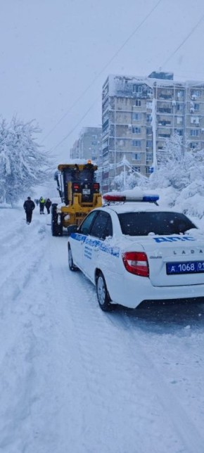 Госавтоинспекция Адыгеи, совместно с дорожными и коммунальными службами, принимает меры по очистке улиц и дорог от снега