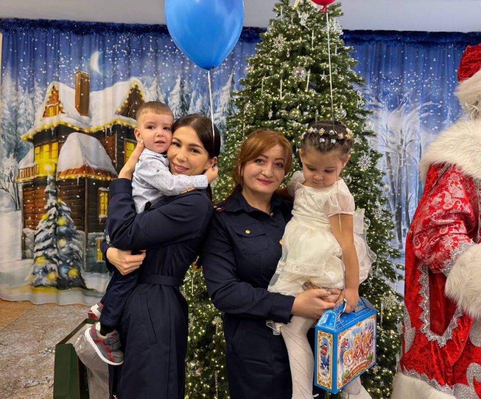 Члены Женского совета следственного управления СК России по Республике Адыгея поздравили с наступающим Новым годом воспитанников Дома ребенка