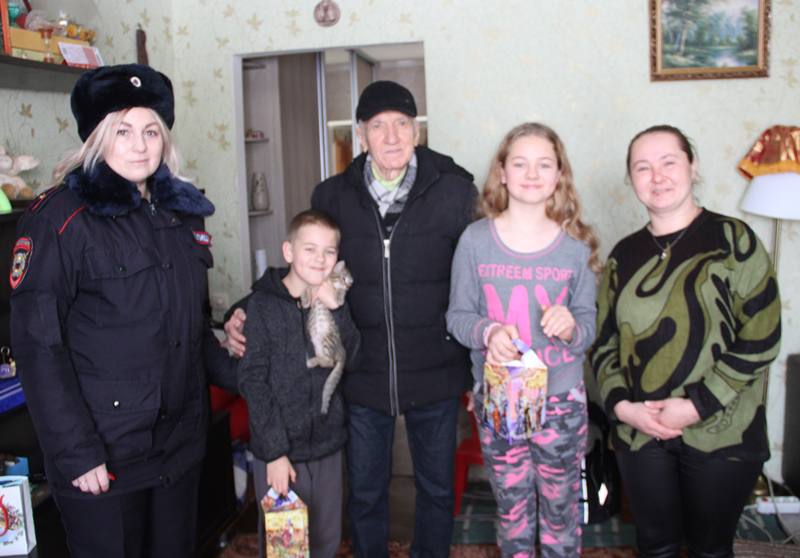 В Адыгее полицейские и общественники поздравили с наступающим Новым годом семьи, оказавшиеся в трудной жизненной ситуации В Адыгее полицейские и общественники поздравили с наступающим Новым годом семьи, оказавшиеся в трудной жизненной ситуации