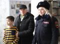 В Адыгее полицейские и общественники поздравили с наступающим Новым годом семьи, оказавшиеся в трудной жизненной ситуации