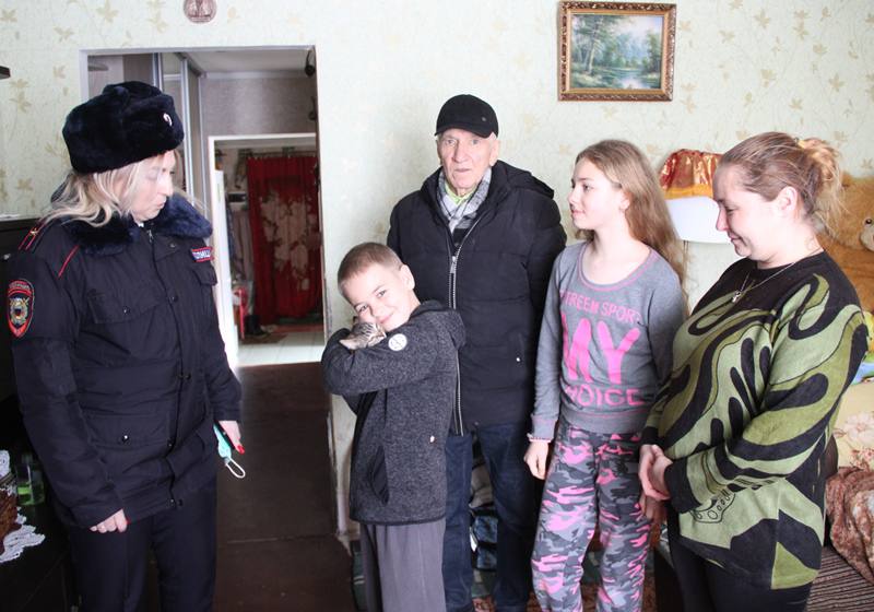 В Адыгее полицейские и общественники поздравили с наступающим Новым годом семьи, оказавшиеся в трудной жизненной ситуации В Адыгее полицейские и общественники поздравили с наступающим Новым годом семьи, оказавшиеся в трудной жизненной ситуации