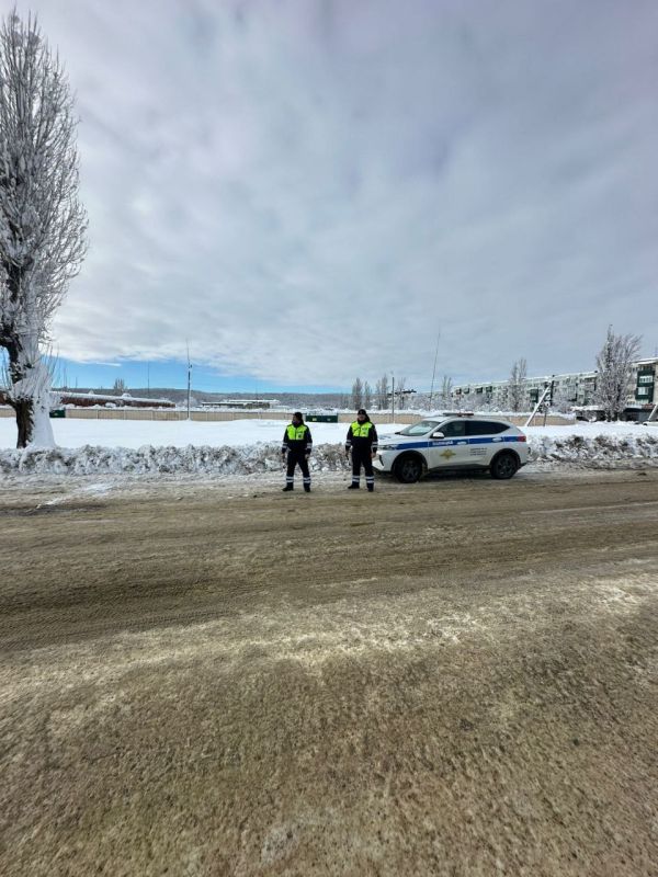 Сотрудники Госавтоинспекции Республики Адыгея несут службу в сложных погодных условиях, обеспечивая безопасность дорожного движения и оказывая помощь автомобилистам