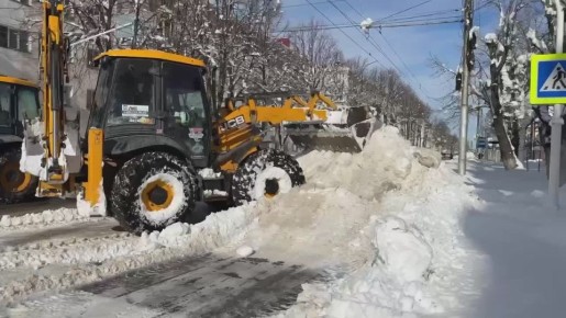 В столице Адыгеи к расчистке улиц от снега привлекли технику строительных компаний