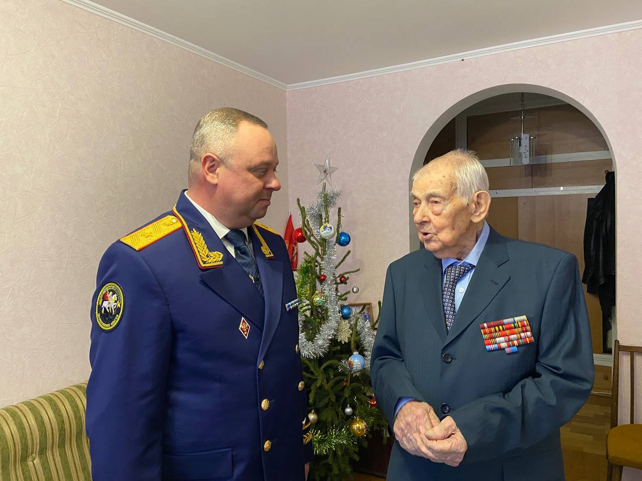 Руководитель следственного управления СК России по Республике Адыгея поздравил ветерана Великой Отечественной войны со 101-м днем рождения Руководитель следственного управления СК России по Республике Адыгея поздравил ветерана Великой Отечественной войны со 101-м днем рождения