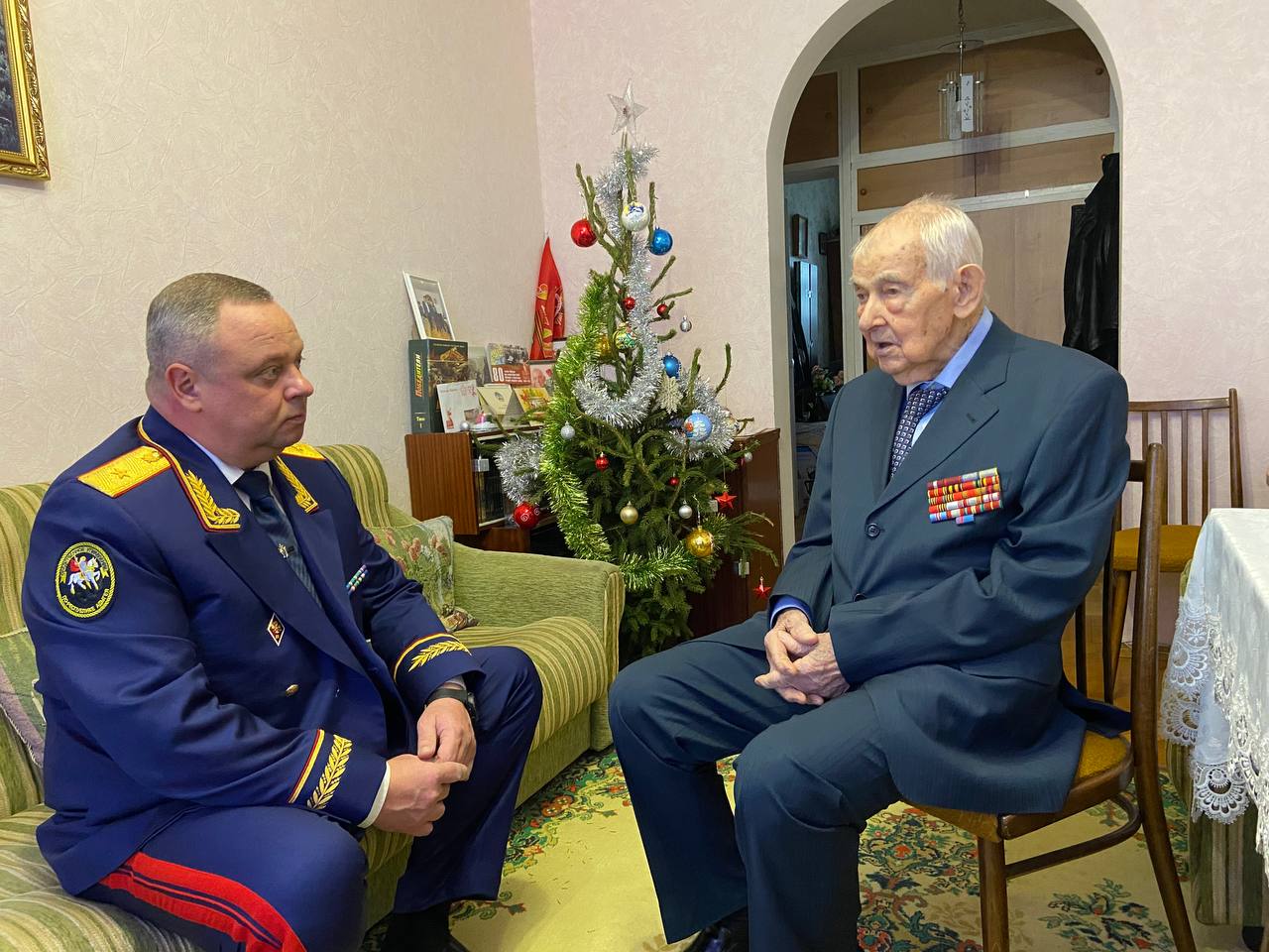 Руководитель следственного управления СК России по Республике Адыгея поздравил ветерана Великой Отечественной войны со 101-м днем рождения Руководитель следственного управления СК России по Республике Адыгея поздравил ветерана Великой Отечественной войны со 101-м днем рождения