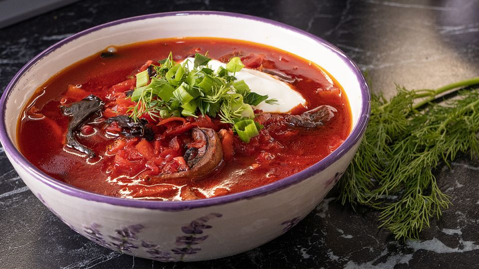 Непревзойденный борщ с квашеной капустой и лесными грибами