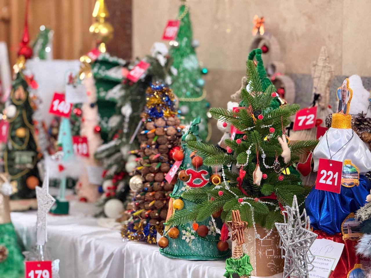 В Майкопе открылась выставка конкурса альтернативной новогодней ели «Арт-елка-2026» В Майкопе открылась выставка конкурса альтернативной новогодней ели «Арт-елка-2026»