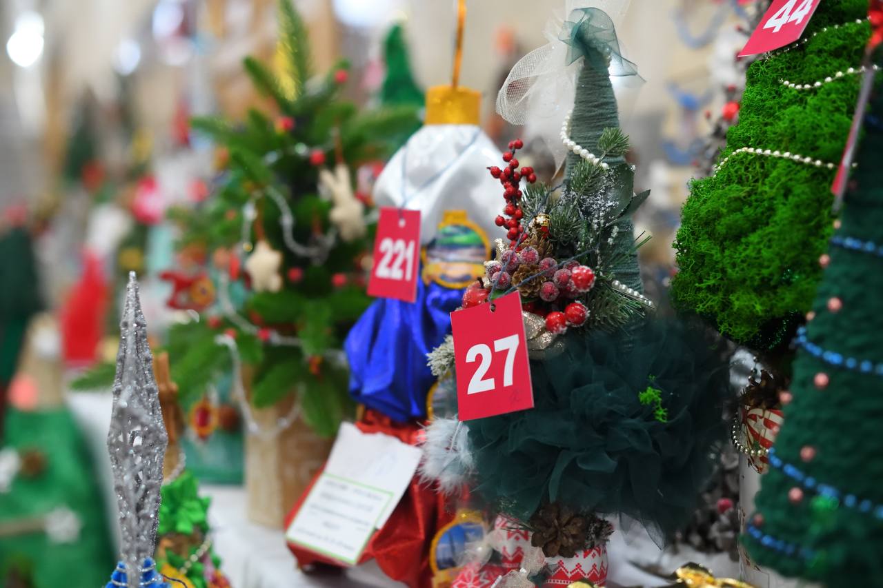 В Майкопе открылась выставка конкурса альтернативной новогодней ели «Арт-елка-2026» В Майкопе открылась выставка конкурса альтернативной новогодней ели «Арт-елка-2026»