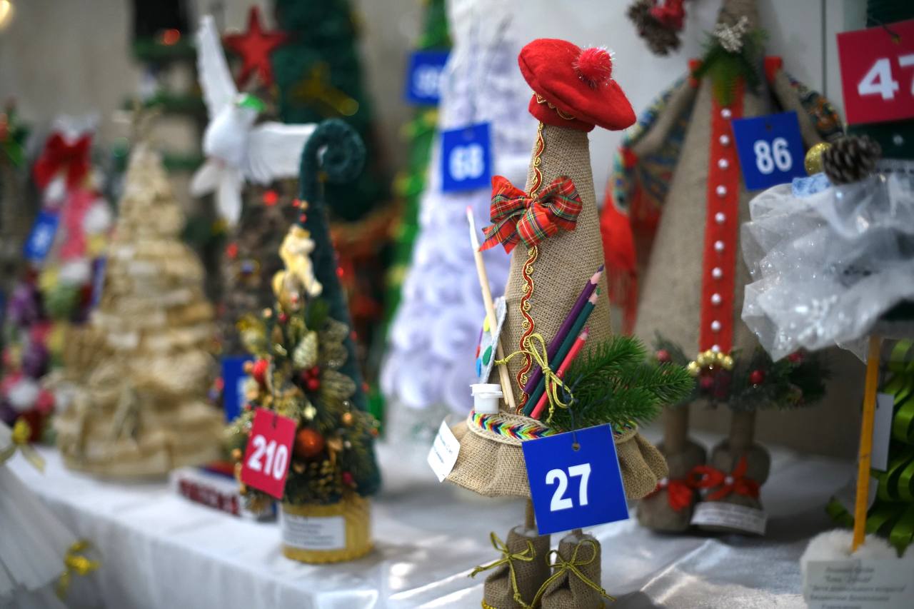 В Майкопе открылась выставка конкурса альтернативной новогодней ели «Арт-елка-2026» В Майкопе открылась выставка конкурса альтернативной новогодней ели «Арт-елка-2026»