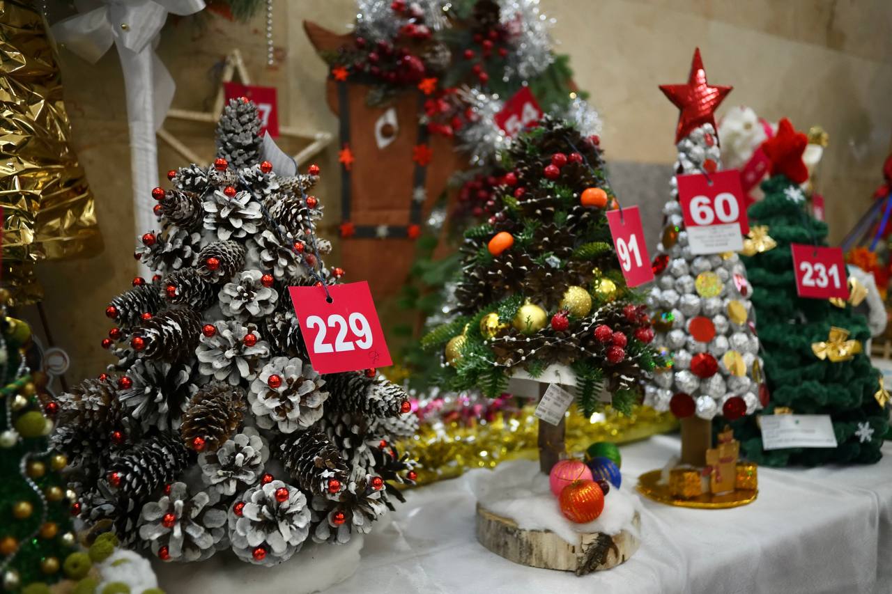 В Майкопе открылась выставка конкурса альтернативной новогодней ели «Арт-елка-2026» В Майкопе открылась выставка конкурса альтернативной новогодней ели «Арт-елка-2026»