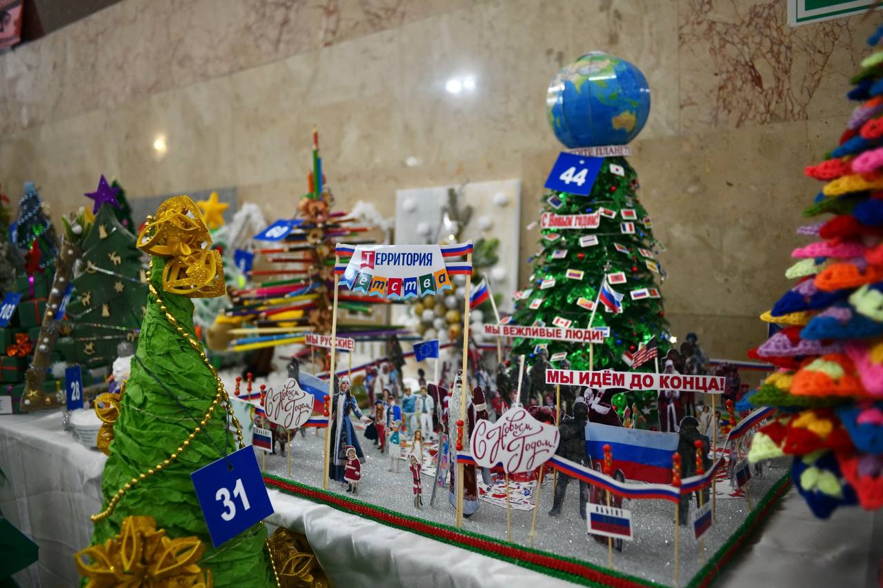 В Майкопе открылась выставка конкурса альтернативной новогодней ели «Арт-елка-2026» В Майкопе открылась выставка конкурса альтернативной новогодней ели «Арт-елка-2026»