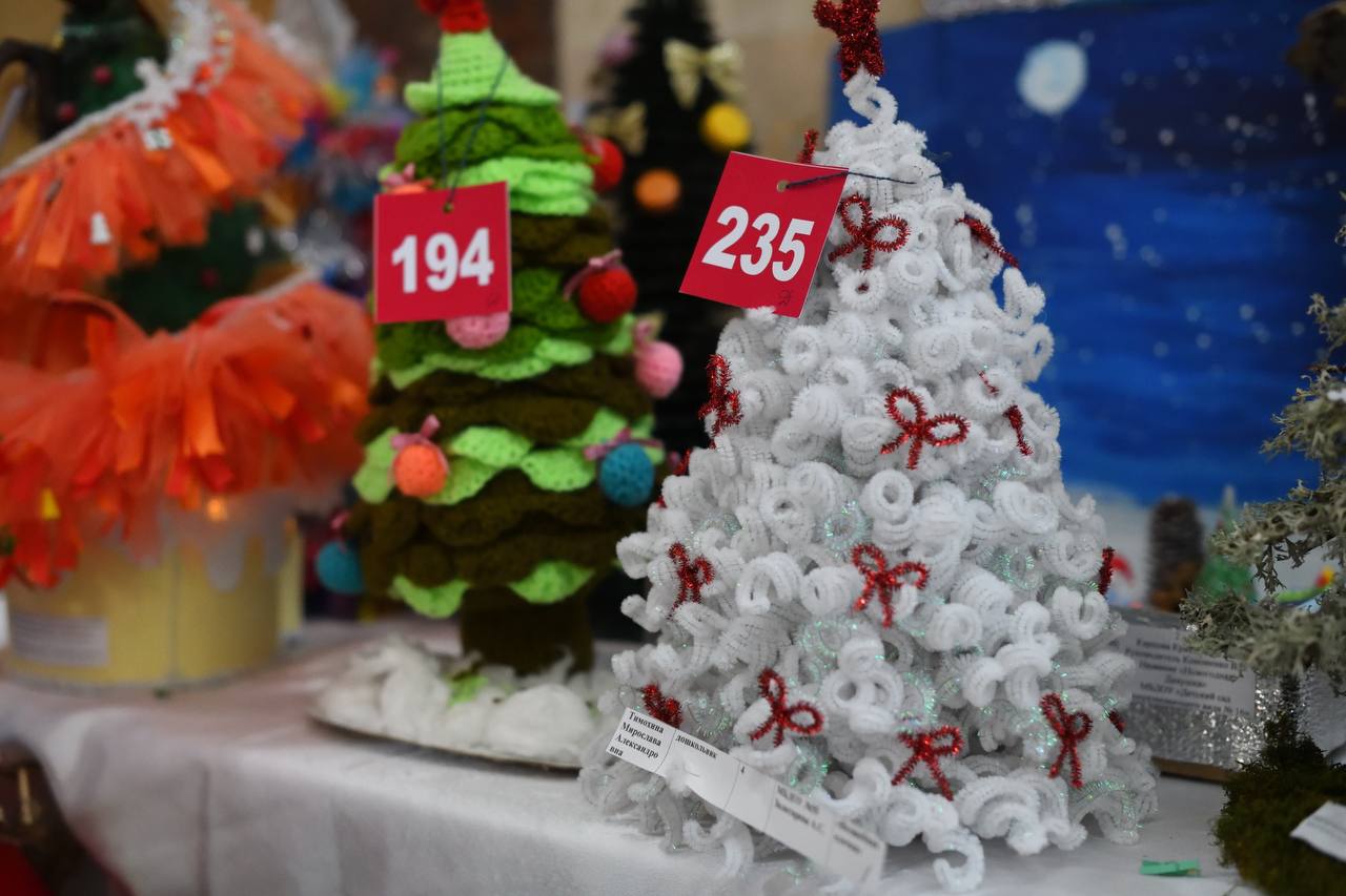 В Майкопе открылась выставка конкурса альтернативной новогодней ели «Арт-елка-2026» В Майкопе открылась выставка конкурса альтернативной новогодней ели «Арт-елка-2026»