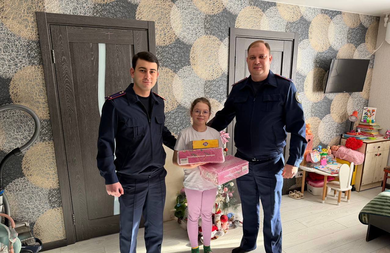 Сотрудники Тахтамукайского межрайонного следственного отдела регионального следственного управления СК России приняли участие в акции «Ёлка желаний»