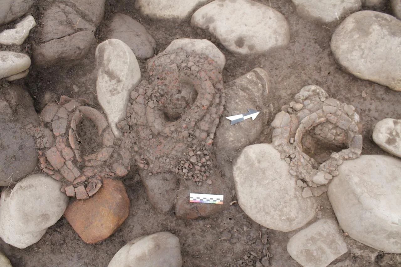 Два кургана и дольмен исследовали археологи в Адыгее на месте будущего туристско-рекреационного комплекса «Дегуакская поляна» Два кургана и дольмен исследовали археологи в Адыгее на месте будущего туристско-рекреационного комплекса «Дегуакская поляна»