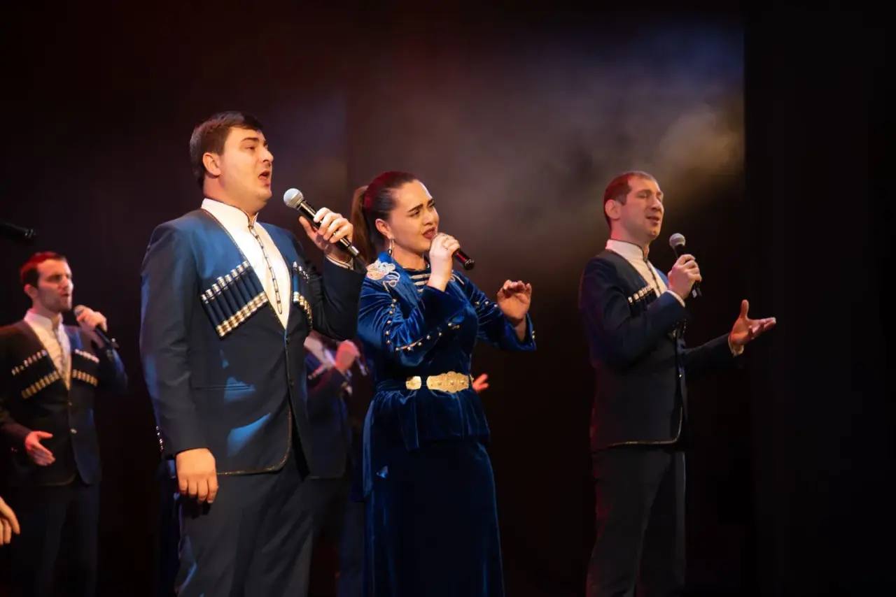 Государственный ансамбль народной песни Адыгеи «Исламей» представил зрителям праздничную концертную программу «В ритме Нового года» Государственный ансамбль народной песни Адыгеи «Исламей» представил зрителям праздничную концертную программу «В ритме Нового года»