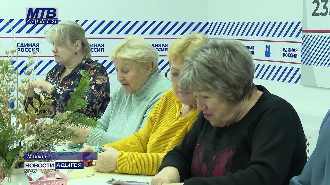 Искусству изготовлению брошей в штабе общественной поддержки учились представительницы разных поколений