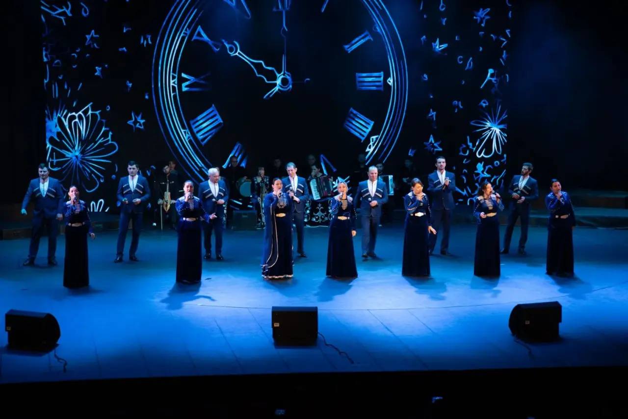 Государственный ансамбль народной песни Адыгеи «Исламей» представил зрителям праздничную концертную программу «В ритме Нового года»