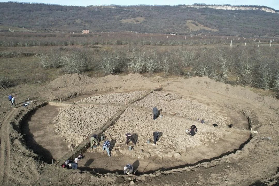 Два кургана и дольмен исследовали археологи в Адыгее на месте будущего туристско-рекреационного комплекса «Дегуакская поляна»