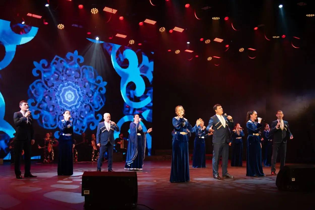 Государственный ансамбль народной песни Адыгеи «Исламей» представил зрителям праздничную концертную программу «В ритме Нового года» Государственный ансамбль народной песни Адыгеи «Исламей» представил зрителям праздничную концертную программу «В ритме Нового года»