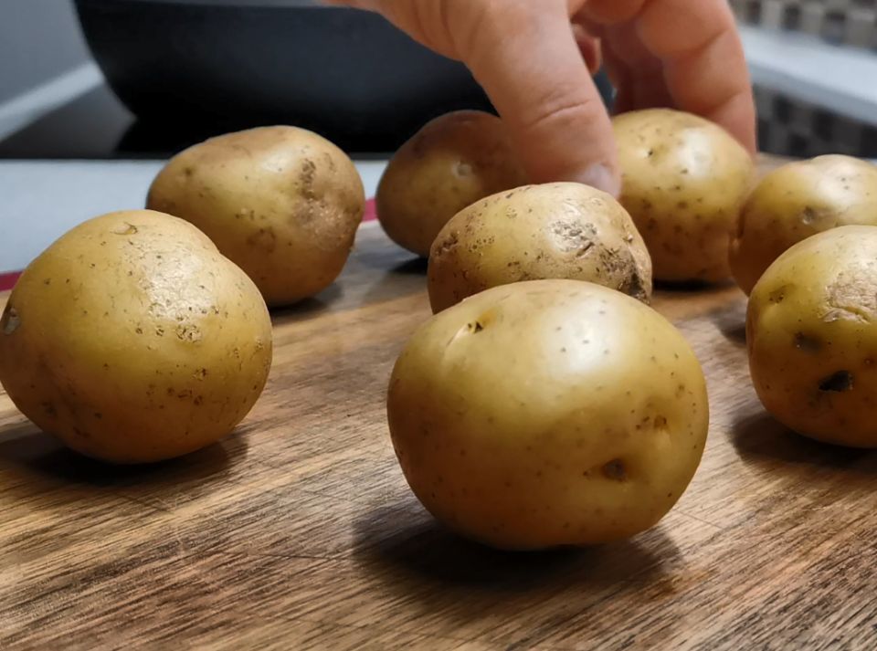 Необычная картошка в духовке: простой рецепт, который завоевывает сердца