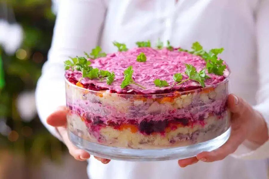 Как приготовить салат «Шуба», который покорит сердца ваших гостей: секреты непревзойденного вкуса