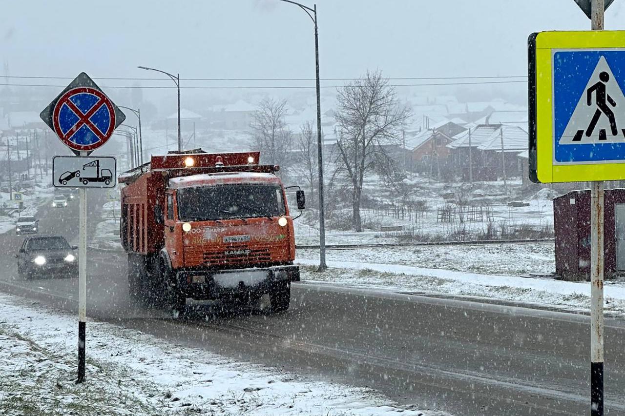 Во всех муниципалитетах республики коммунальные и дорожные службы переведены на усиленный режим работы в связи с обильным снегом Во всех муниципалитетах республики коммунальные и дорожные службы переведены на усиленный режим работы в связи с обильным снегом