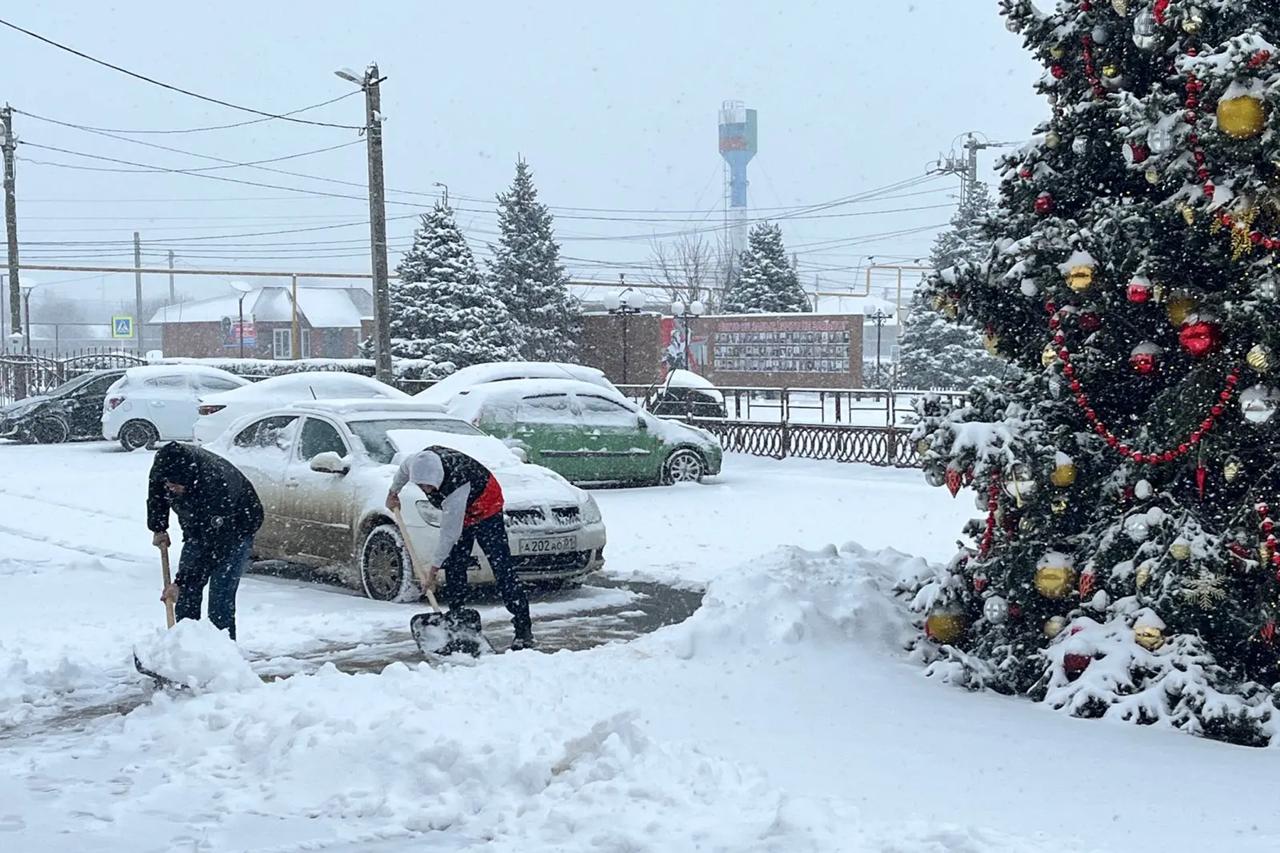 Во всех муниципалитетах республики коммунальные и дорожные службы переведены на усиленный режим работы в связи с обильным снегом Во всех муниципалитетах республики коммунальные и дорожные службы переведены на усиленный режим работы в связи с обильным снегом