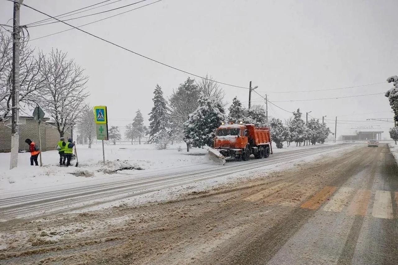 Во всех муниципалитетах республики коммунальные и дорожные службы переведены на усиленный режим работы в связи с обильным снегом Во всех муниципалитетах республики коммунальные и дорожные службы переведены на усиленный режим работы в связи с обильным снегом