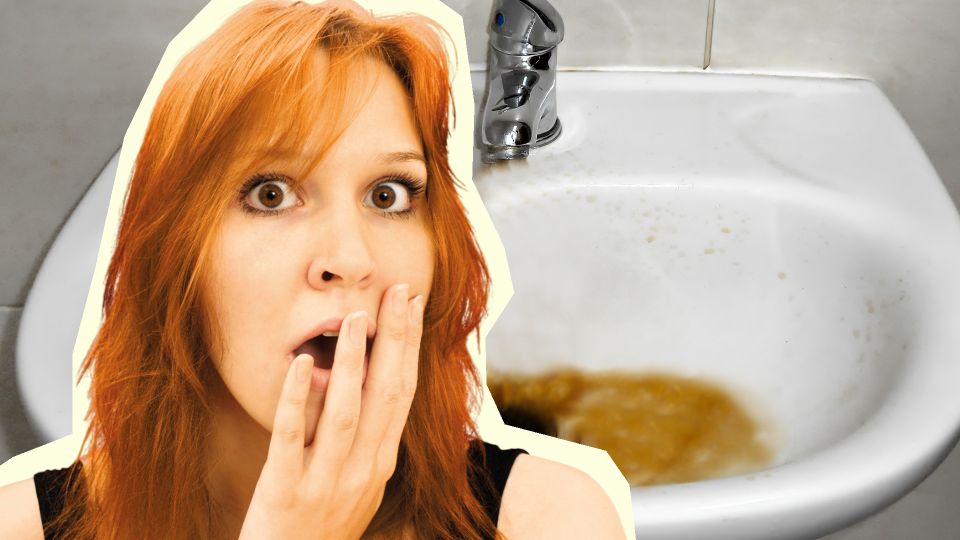 Не хлорка и не лимонка: следы ржавчины с раковины уберет популярный напиток