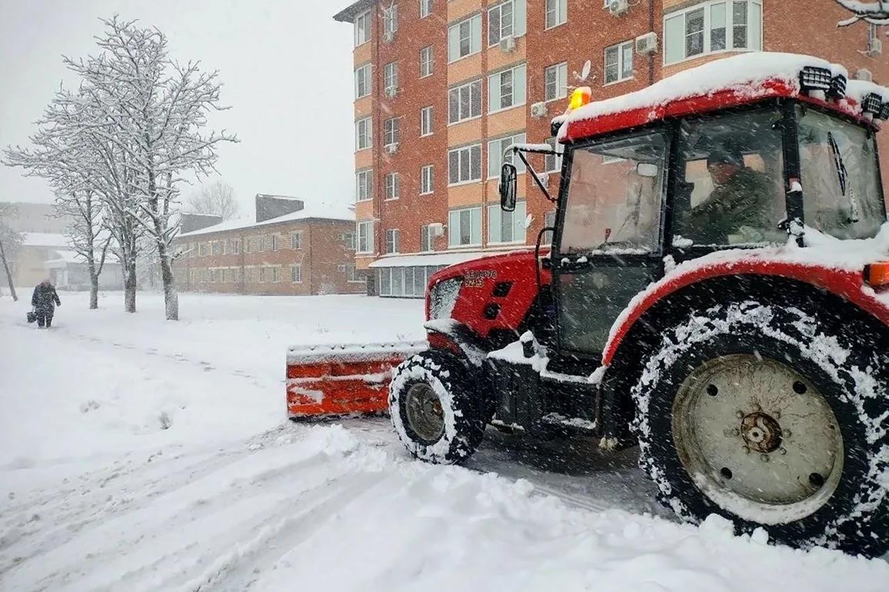 Во всех муниципалитетах республики коммунальные и дорожные службы переведены на усиленный режим работы в связи с обильным снегом Во всех муниципалитетах республики коммунальные и дорожные службы переведены на усиленный режим работы в связи с обильным снегом
