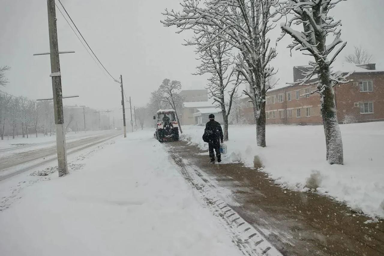 Во всех муниципалитетах республики коммунальные и дорожные службы переведены на усиленный режим работы в связи с обильным снегом Во всех муниципалитетах республики коммунальные и дорожные службы переведены на усиленный режим работы в связи с обильным снегом