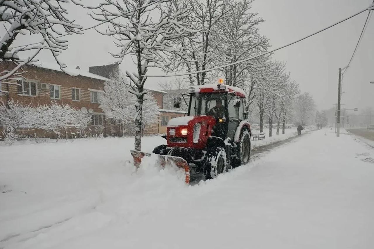 Во всех муниципалитетах республики коммунальные и дорожные службы переведены на усиленный режим работы в связи с обильным снегом Во всех муниципалитетах республики коммунальные и дорожные службы переведены на усиленный режим работы в связи с обильным снегом
