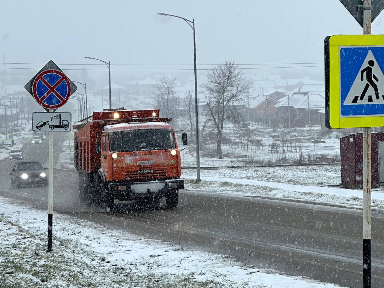 В столице Адыгеи проводят обработку улично-дорожной сети противогололедными материалами В столице Адыгеи проводят обработку улично-дорожной сети противогололедными материалами