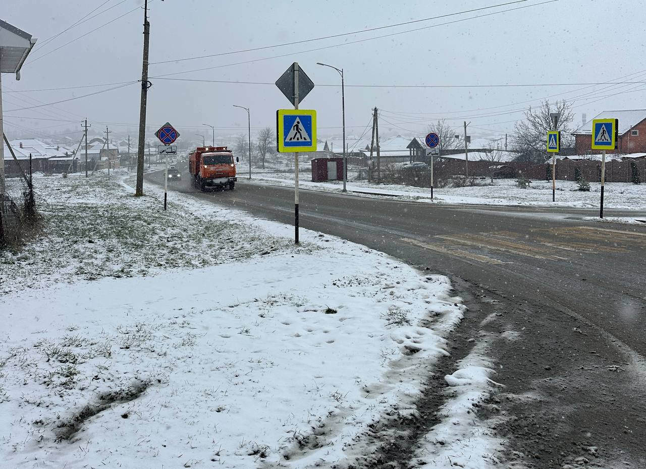 В столице Адыгеи проводят обработку улично-дорожной сети противогололедными материалами В столице Адыгеи проводят обработку улично-дорожной сети противогололедными материалами