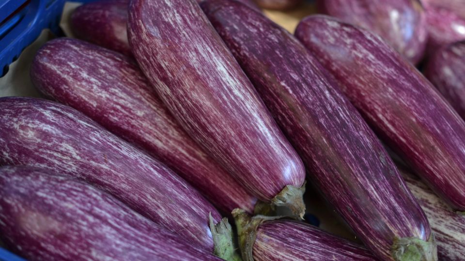 Шеф-повара готовят из баклажанов эту закуску: рулетики и рядом не стояли