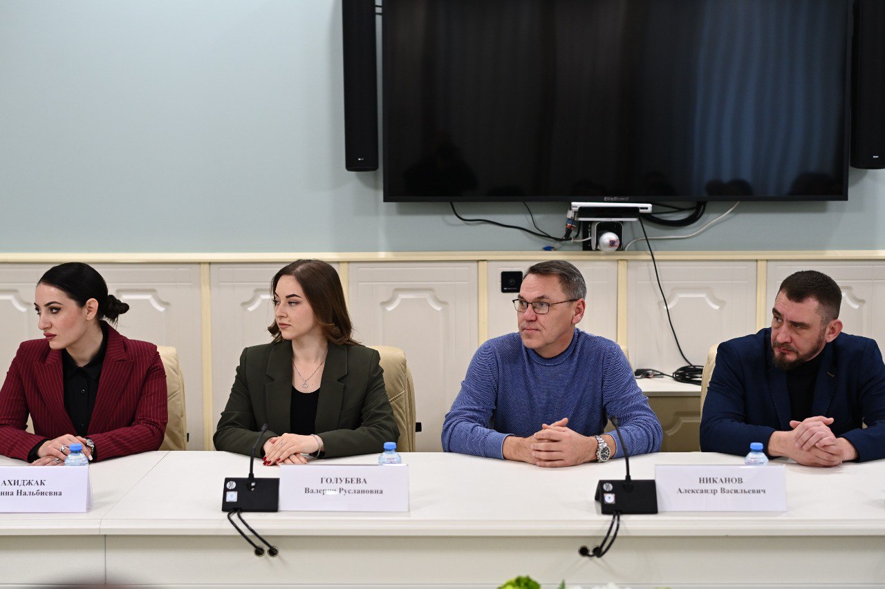 Глава Адыгеи встретился с руководителями региональных и муниципальных СМИ Глава Адыгеи встретился с руководителями региональных и муниципальных СМИ