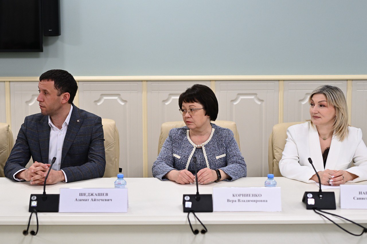 Глава Адыгеи встретился с руководителями региональных и муниципальных СМИ Глава Адыгеи встретился с руководителями региональных и муниципальных СМИ