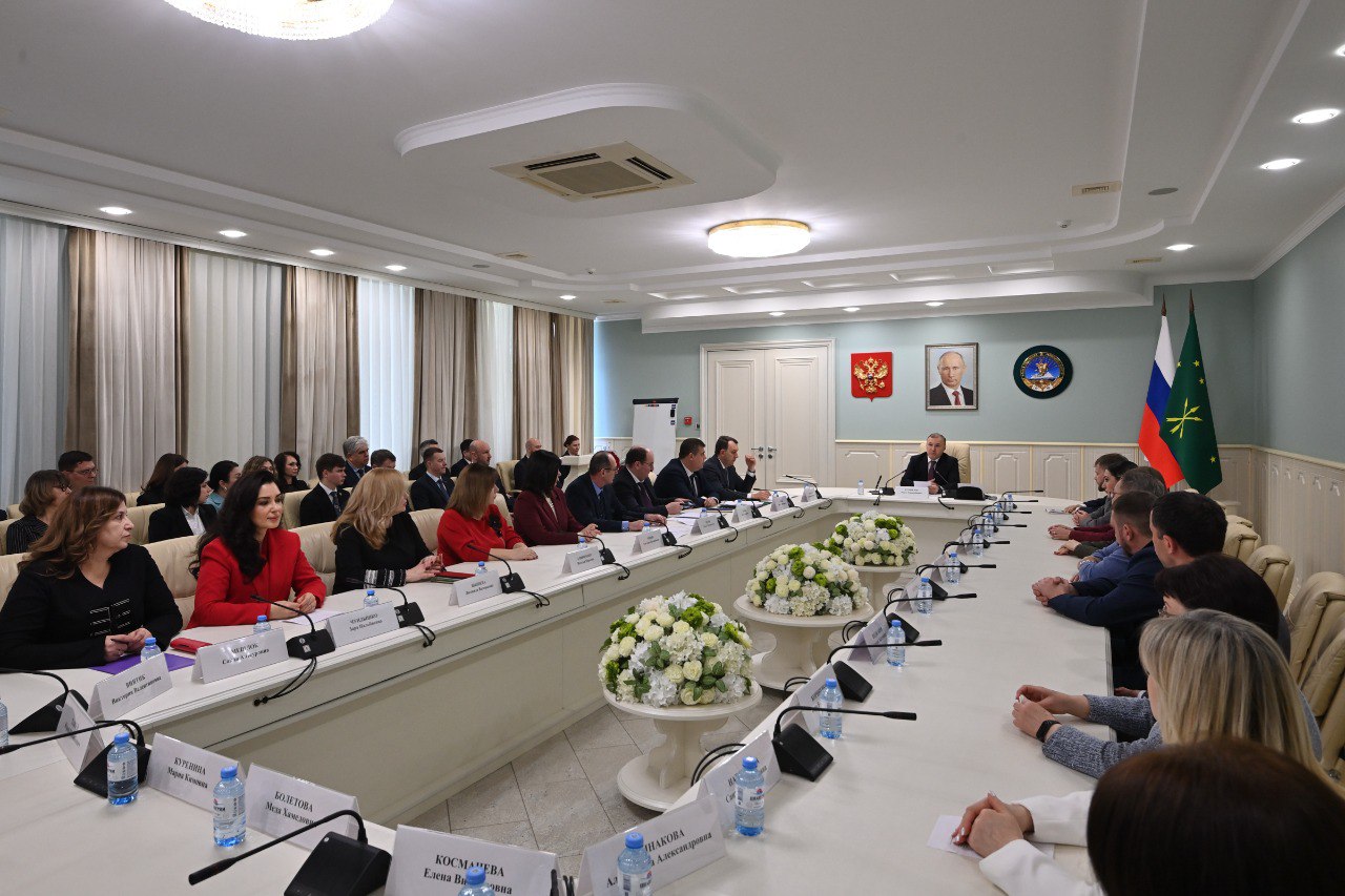 Глава Адыгеи встретился с руководителями региональных и муниципальных СМИ Глава Адыгеи встретился с руководителями региональных и муниципальных СМИ