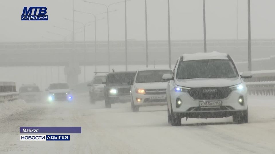 Наряду с расчисткой улиц и дорог в населенных пунктах спецтехника приводит в порядок региональные и федеральные автотрассы