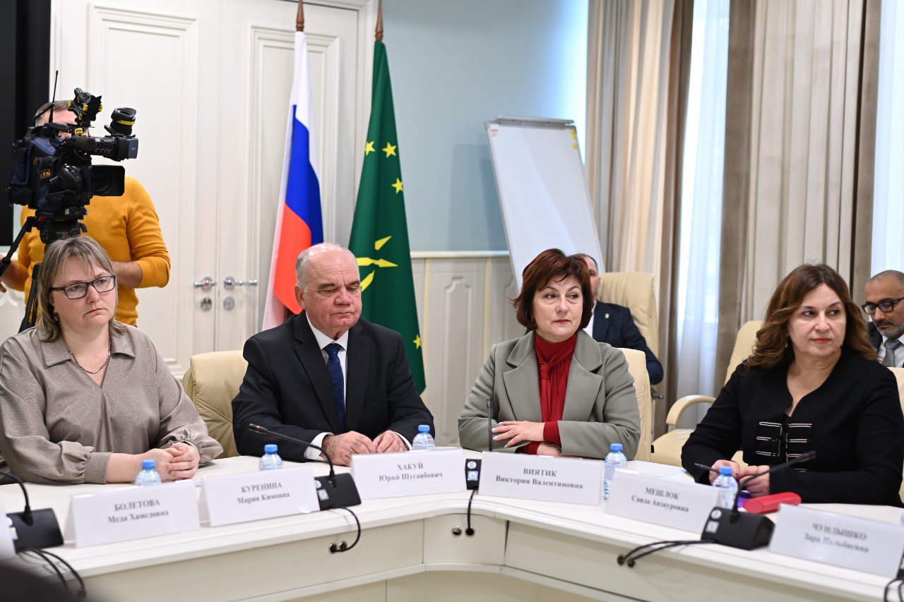 Глава Адыгеи встретился с руководителями региональных и муниципальных СМИ Глава Адыгеи встретился с руководителями региональных и муниципальных СМИ