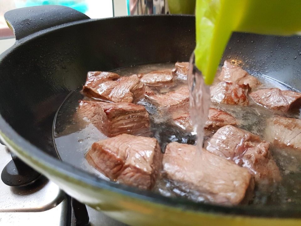 Как правильно солить мясо: секреты идеального бульона и сочного мяса